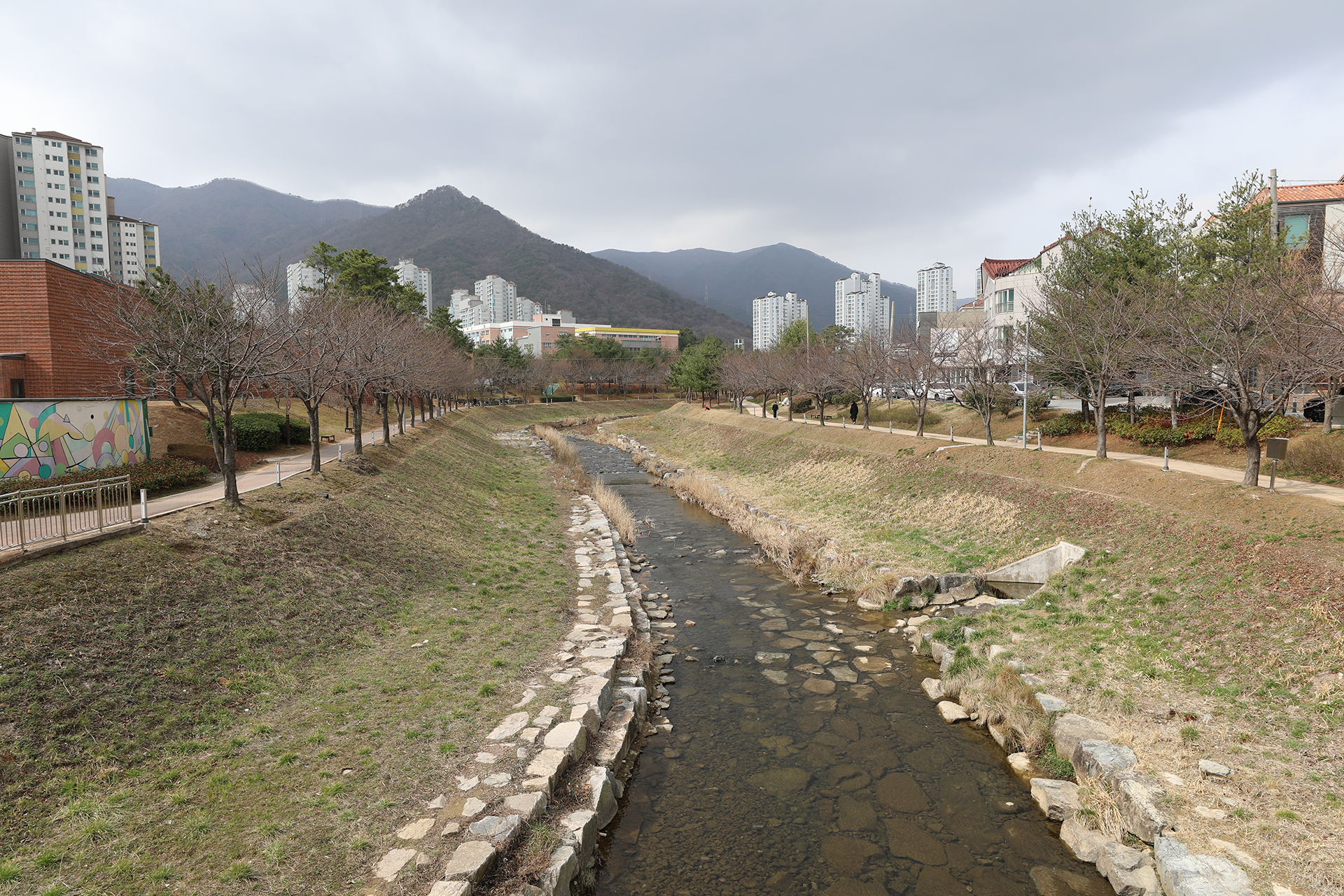율하천